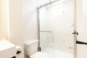 Séchoir à cheveux, serviettes fournies, savon, papier de toilette