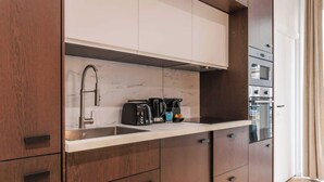 Appartement | Cuisine privée | Cafetière/bouilloire, réfrigérateur, micro-ondes, four