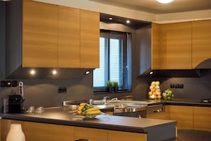 Kühlschrank, Mikrowelle, Ofen, Geschirrspüler