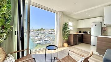 Micro-ondas, cafeteira/chaleira, talheres/pratos/utensílios de cozinha