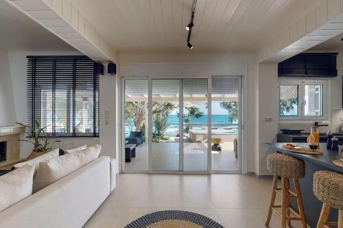 NIKKON LUXURY LIVING is a luxury private villa, in top of the sea.Enjoy LUXURY.