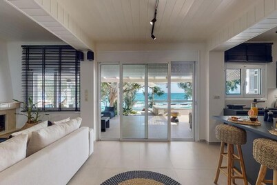 NIKKON LUXURY LIVING is a luxury private villa, in top of the sea.Enjoy LUXURY.