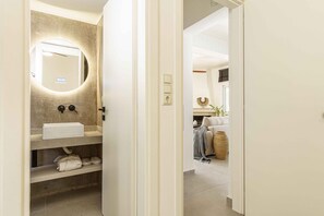 ห้องเบสิกสตูดิโอสวีท | ห้องน้ำ | ไดร์เป่าผม, รองเท้าสวมภายในห้อง, ผ้าเช็ดตัว, สบู่