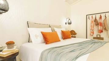 Caja de seguridad en la habitación y tabla de planchar con plancha