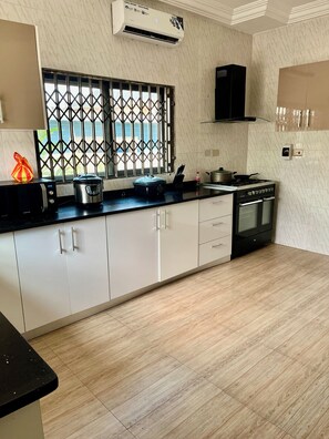 Microwave, oven, stovetop - Spacious 5-bedroom house with WiFi, AC in vibrant Accra (Accra)