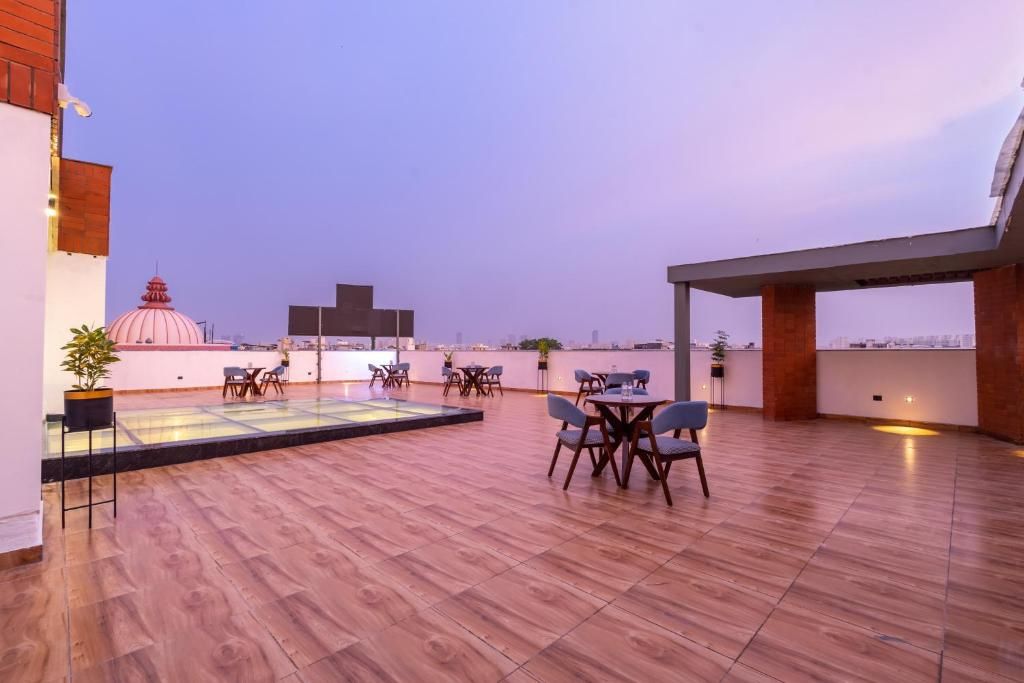 Une terrasse sur le toit, dotée d’un sol en bois, d’un espace salon extérieur et offrant une vue sur le paysage urbain.