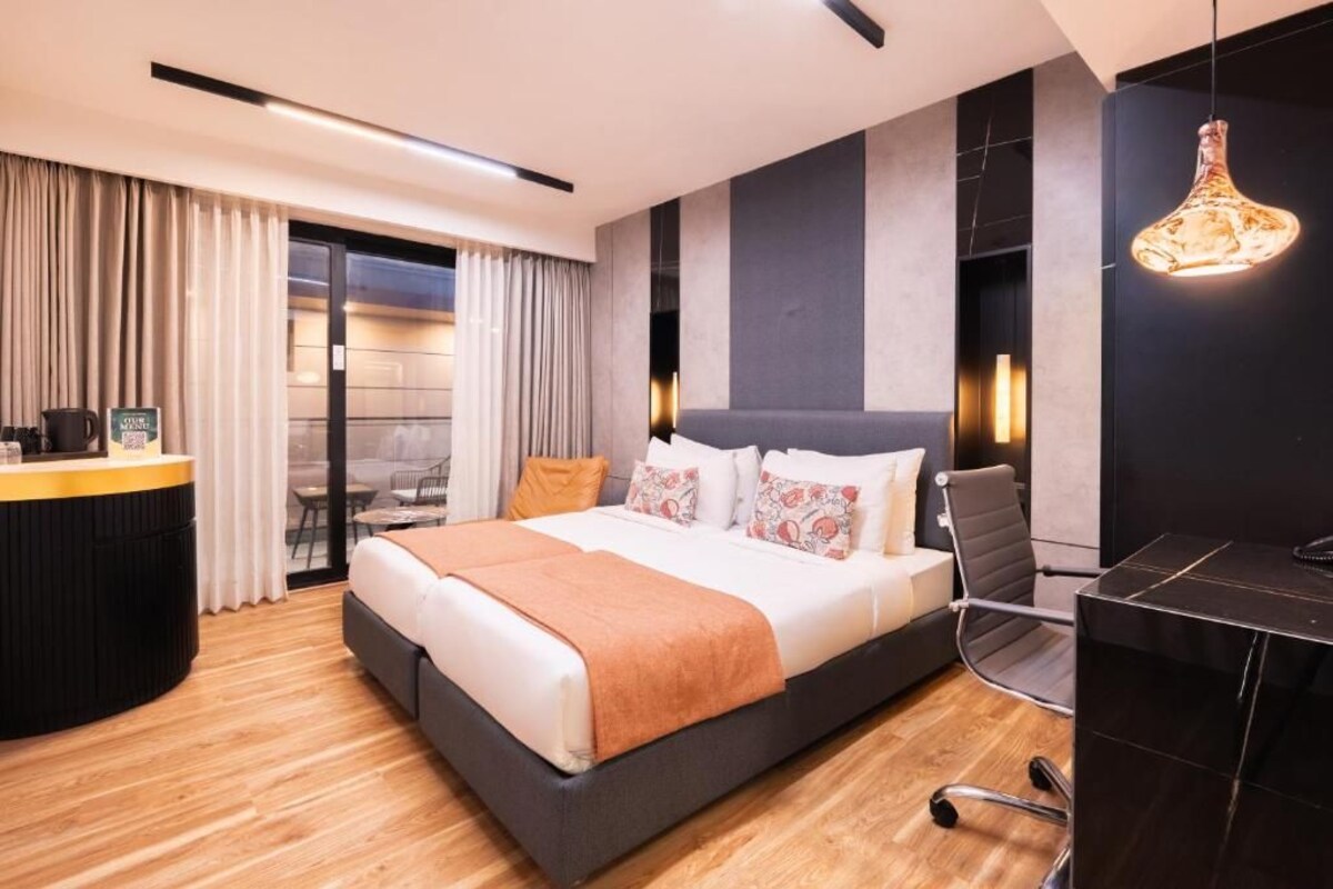 Executive Twin Room, Non Smoking | Premium bedding, minibar, in-room safe, laptop workspace