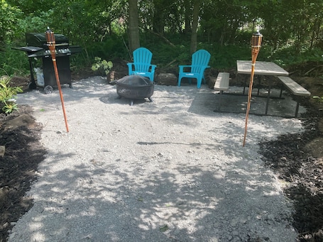 屋外ダイニングエリア. Rv and campsite on the Deer River. 50 amp, sewage dump. 15x60 pad