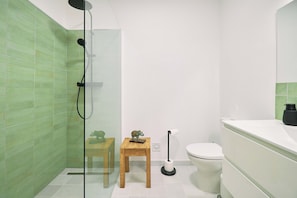 Douche, sèche-cheveux, serviettes fournies
