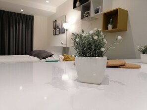 1 habitación, escritorio, tabla de planchar con plancha y wifi 
