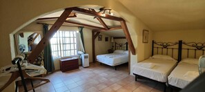 4 slaapkamers, een strijkplank/strijkijzer, wifi, beddengoed