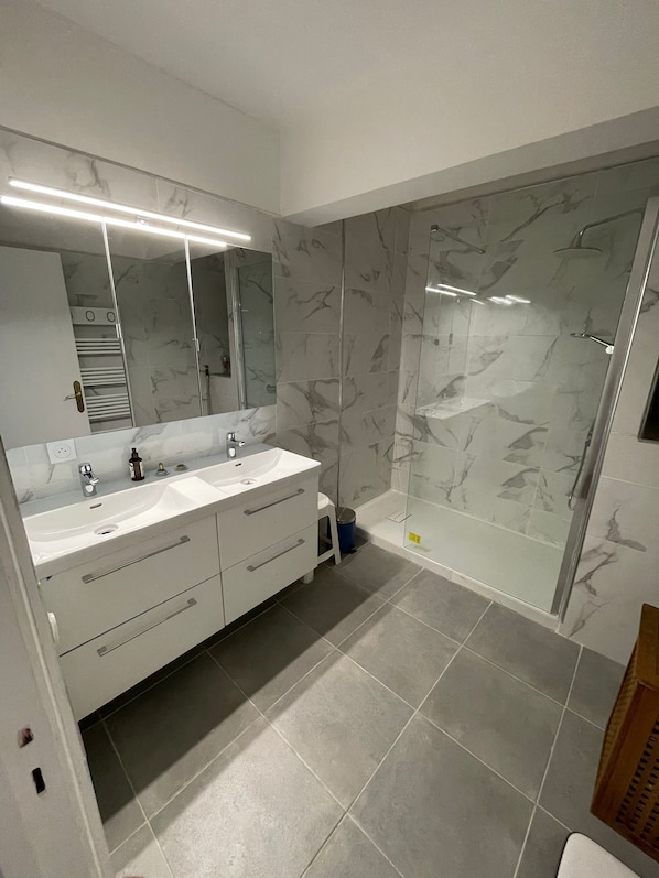 Dusche, Haartrockner, Handtücher, Toilettenpapier