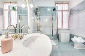 Dusche, Haartrockner, Bidet, Handtücher