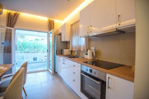 Suite, vista parcial al océano | Cocina privada | Cafetera de espresso