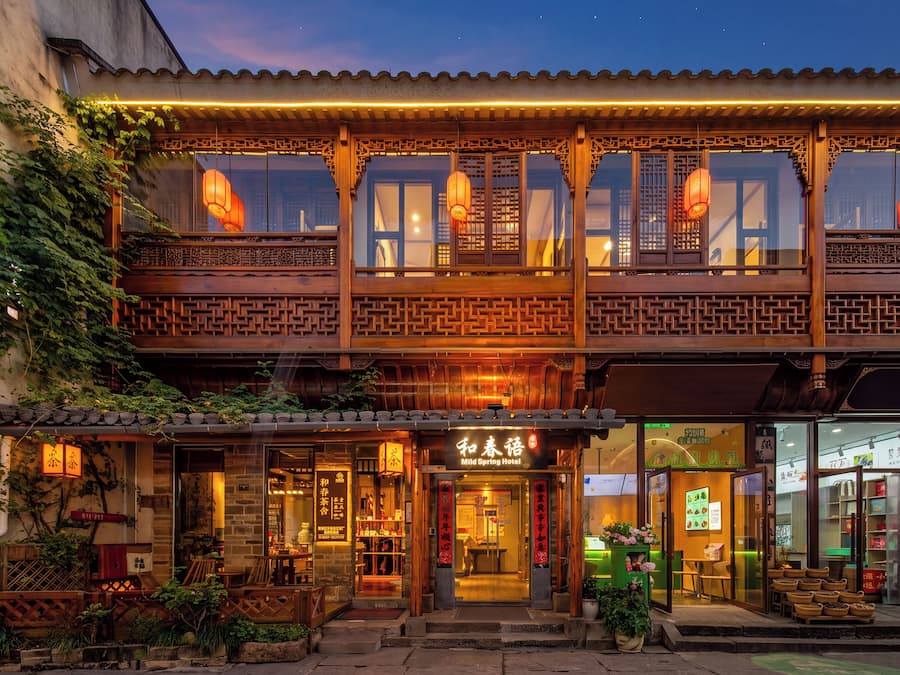 Un bâtiment traditionnel à deux étages, avec un restaurant au rez-de-chaussée et un hôtel à l’étage supérieur.