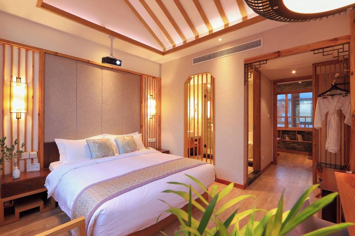 Basic Suite, Courtyard View