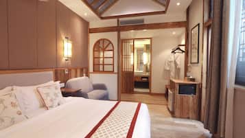 Phòng đôi tiện nghi đơn giản, quang cảnh thành phố | Bộ đồ giường cao cấp, chăn bông, nệm cao su hoạt tính (memory foam)