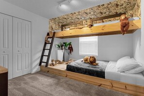 5 bedrooms, desk, iron/ironing board, travel crib