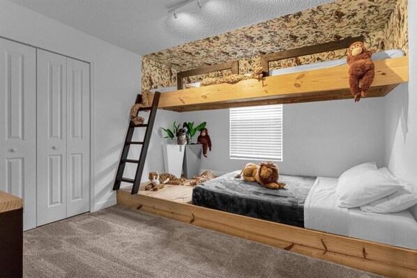 5 bedrooms, desk, iron/ironing board, travel cot