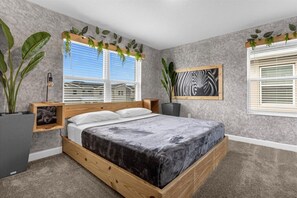 مكتب ومكواة/لوح كي وسرير سفر وواي فاي