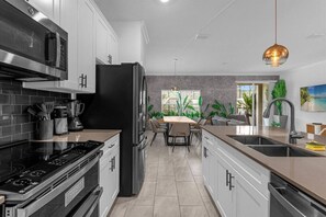 ثلاجة، ميكروويف، فرن، موقد طهي مسطح