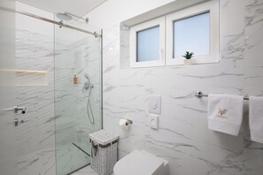 تجهيزات دش، مجففات شعر، مناشف، صابون