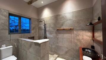 Departamento familiar, vista a la alberca | Baño | Regadera, amenidades de baño gratuitas, pantuflas, toallas