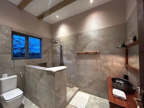Appartement Familial, vue piscine | Salle de bain | Douche, articles de toilette gratuits, chaussons, serviettes fournies