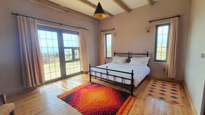 Fjölskylduíbúð - útsýni yfir sundlaug | Sérhannaðar innréttingar, sérvalin húsgögn, ókeypis þráðlaus nettenging