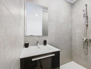 Regadera, toallas, papel de baño 
