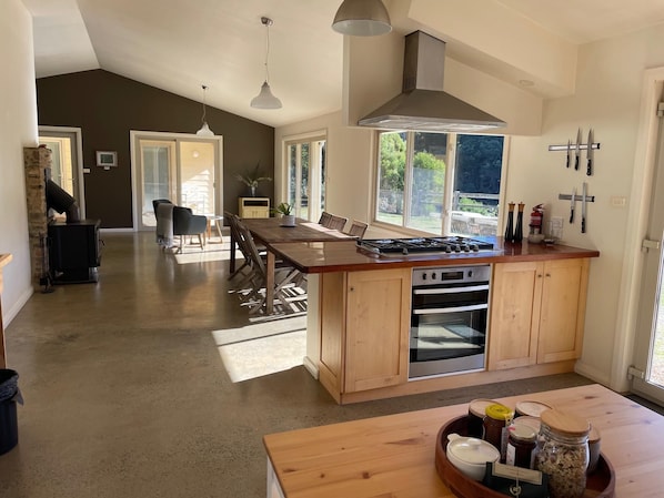 Fridge, microwave, oven, stovetop - One Mile Bridge Off Grid Stay (Mole Creek)