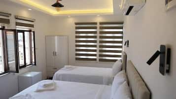 Standard-Dreibettzimmer, Balkon, Stadtblick | Bügeleisen/Bügelbrett, kostenloses WLAN