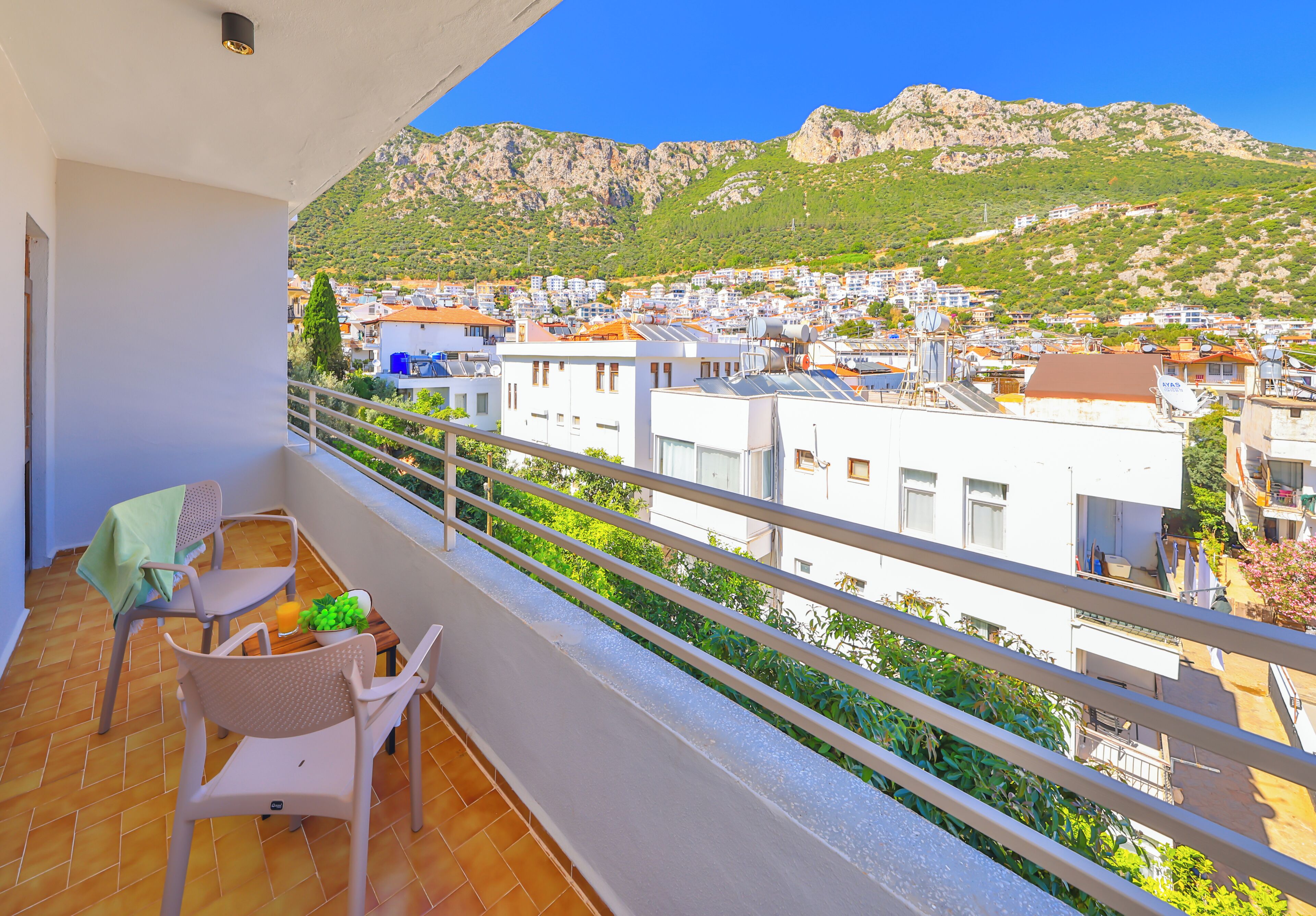 Ein Balkon mit Blick auf eine Stadt und Berge.