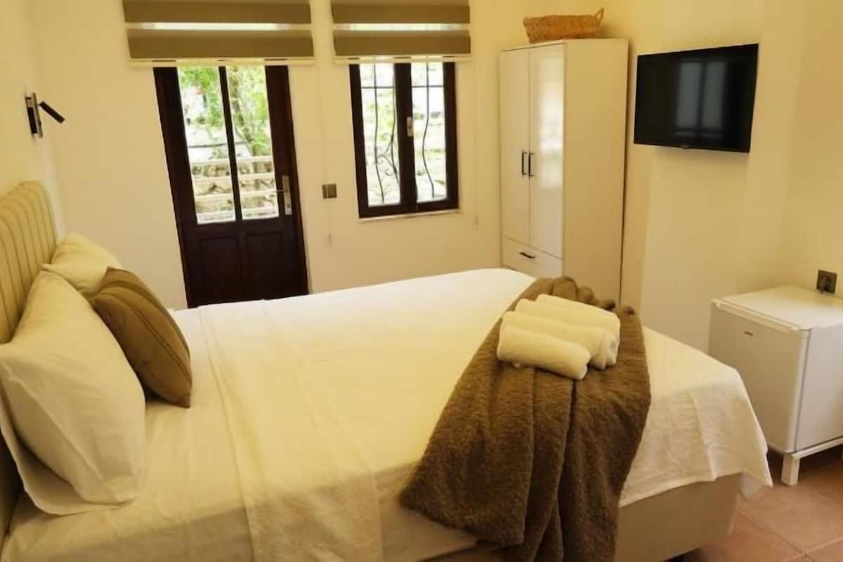 Standard Double Room, Balcony, Mountain View | Iron/ironing board, free WiFi