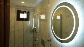 تجهيزات دش، مجففات شعر، خف للقدمين، مناشف