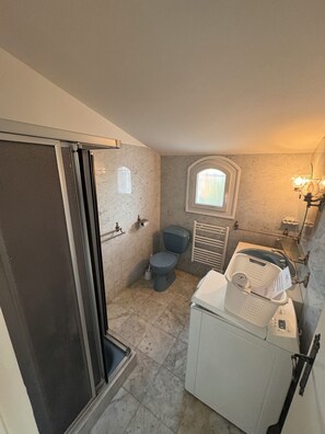 Doccia, asciugacapelli, sapone, carta igienica