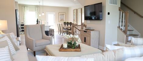 Smart-TV, Videospiele, Tischfußball, Tischtennisplatte