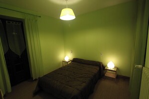 2 bedrooms, iron/ironing board, WiFi