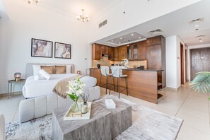 In-room safe, iron/ironing board, free WiFi, bed sheets - City Views Studio on a High-Level Floor, Close to Burj Park & Dubai Mall (Dubai)