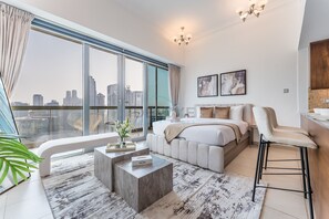 خزنة داخل الغرفة ومكواة/لوح كي وواي فاي مجانًا وملاءات أسرّة