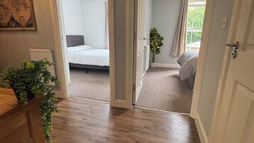 2 slaapkamers, een strijkplank/strijkijzer, wifi, beddengoed