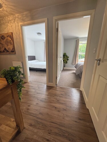 Charming 2-bedroom apartment in Pleasant Shrewsbury with WiFi and gated parking.