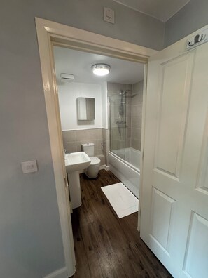 ヘアドライヤー、タオル、トイレットペーパー