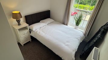 Tabla de planchar con plancha, wifi y ropa de cama