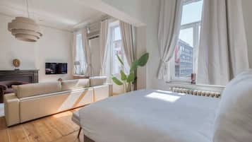 Tabla de planchar con plancha, wifi gratis y ropa de cama