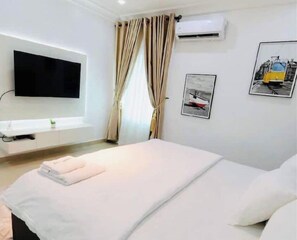 3 bedrooms, iron/ironing board, WiFi, bed sheets