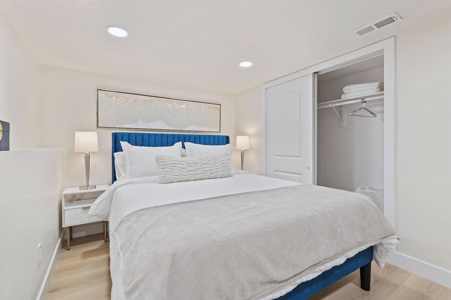 4 slaapkamers, een bureau, een strijkplank/strijkijzer, reisbedje