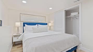 4 slaapkamers, een bureau, een strijkplank/strijkijzer, reisbedje