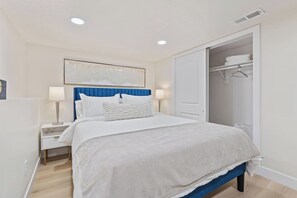 4 habitaciones, escritorio y tabla de planchar con plancha 