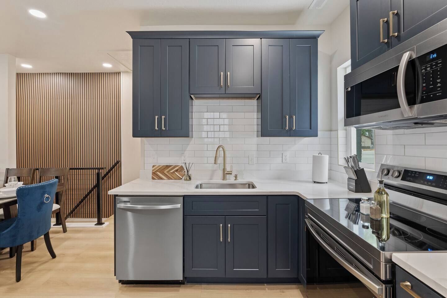 Een koelkast, een magnetron, een oven, een kookplaat